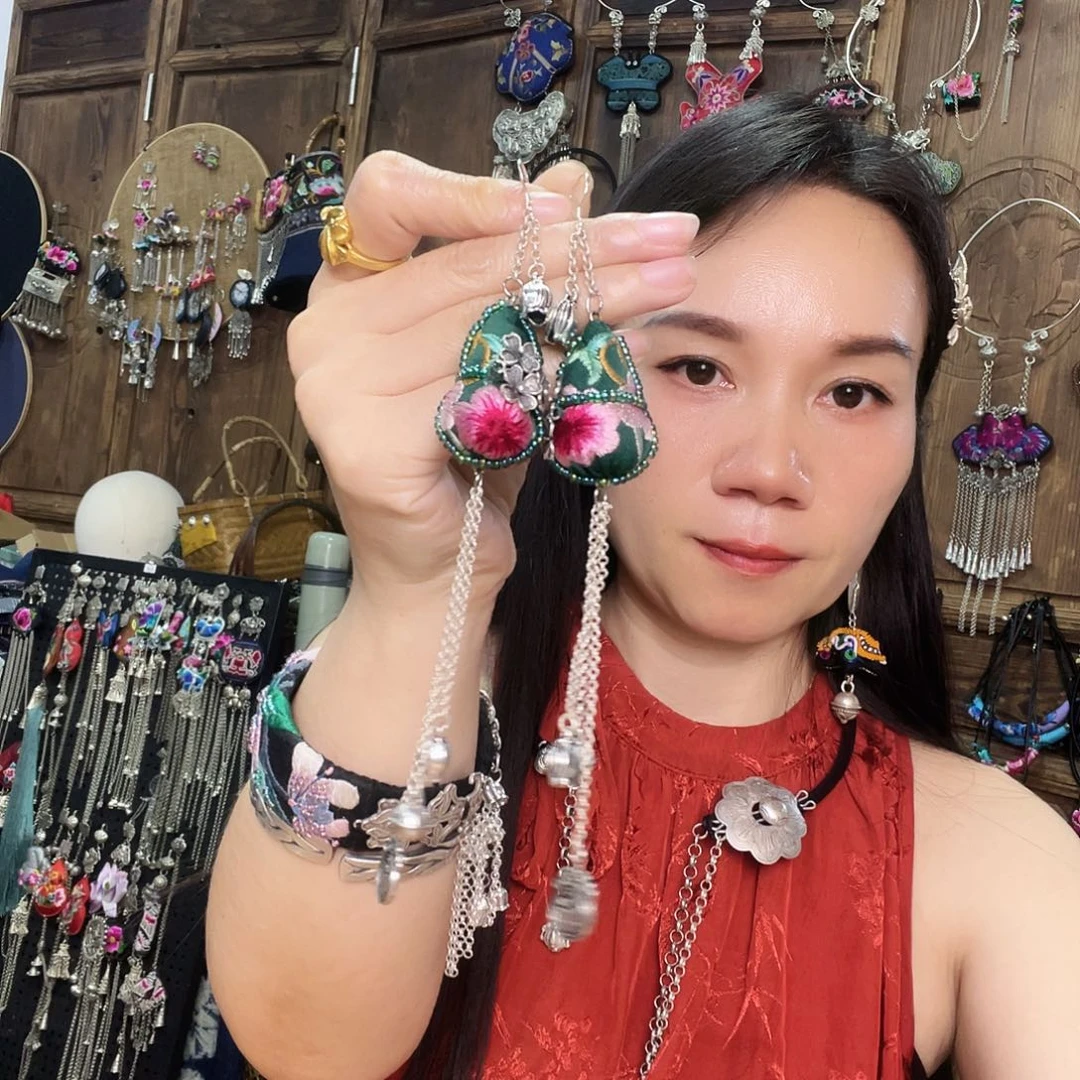 耳环是什么颜色呢