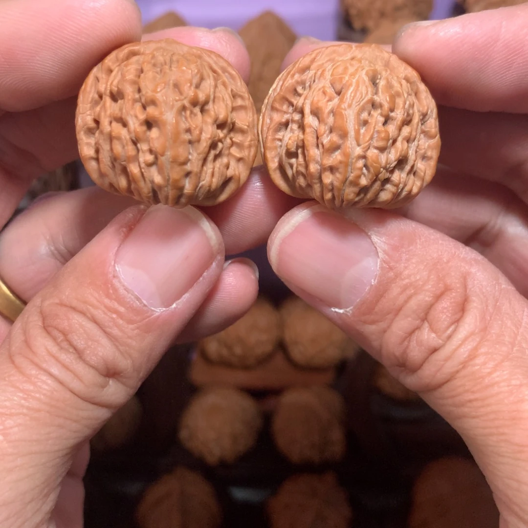 文玩核桃把件微黄四座楼手捻