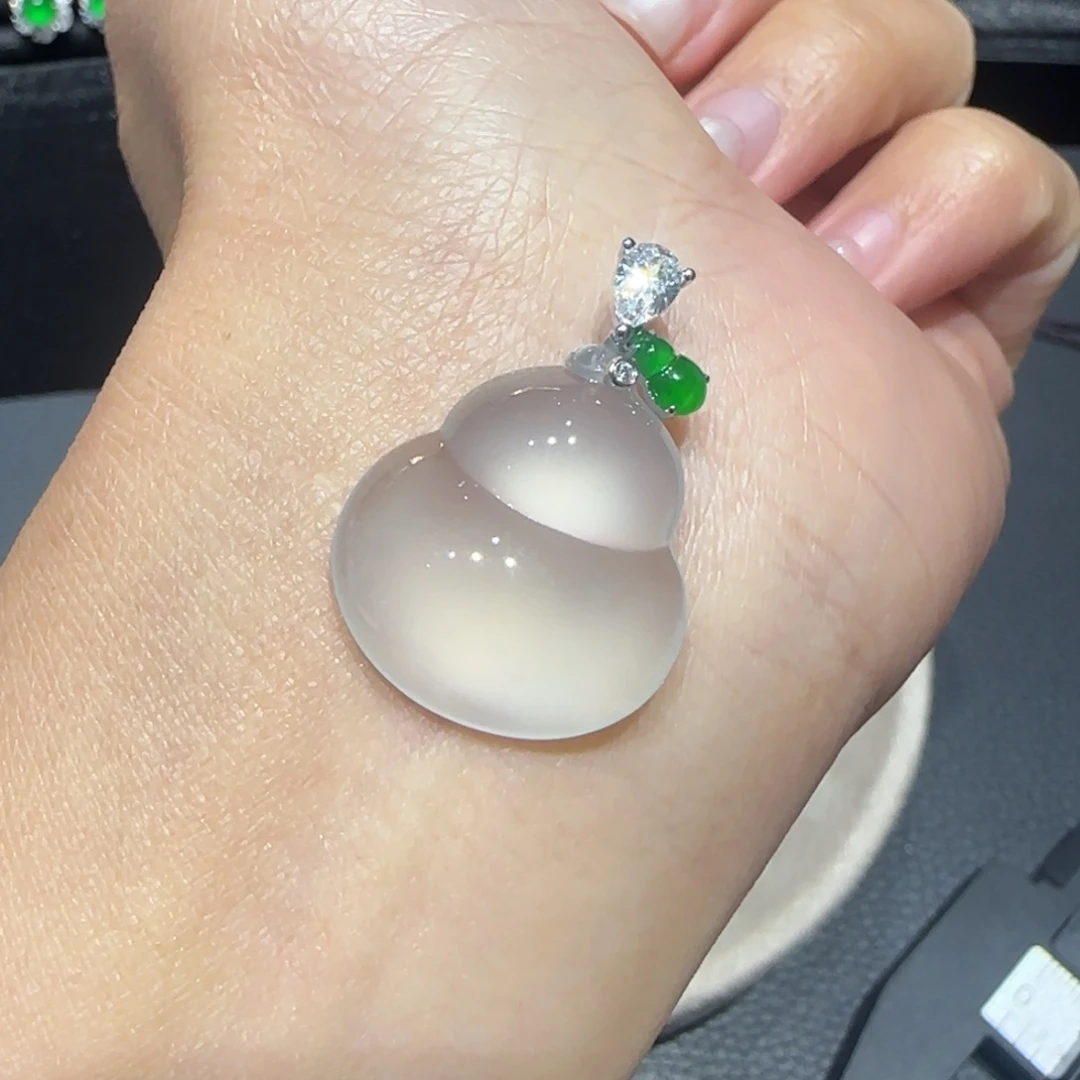 翡翠18K金镶嵌颈饰葫芦杨贵妃