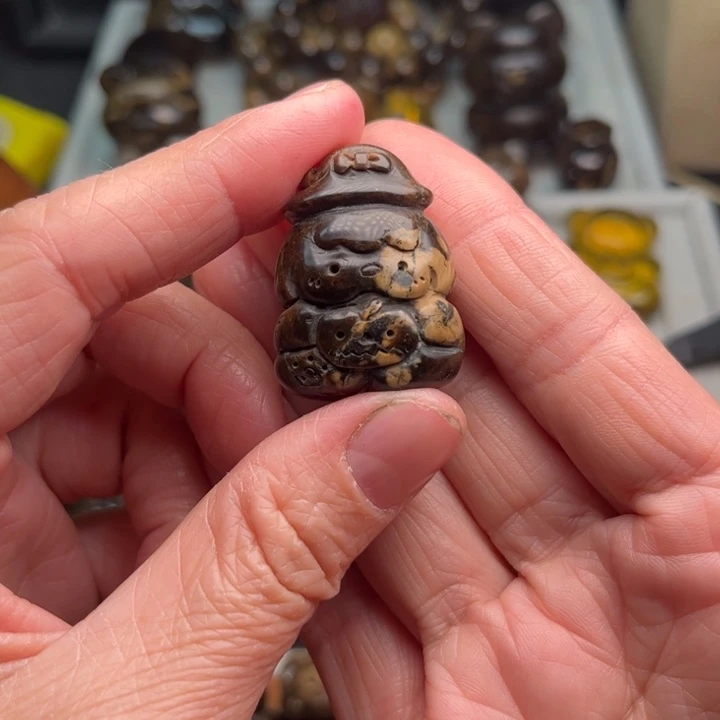 琥珀未镶嵌颈饰熊