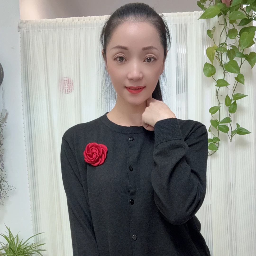 【惠莹】秋款软糯针织圆领百搭款长袖开衫（送酒红色花朵别针）