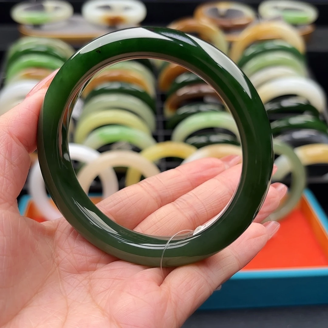 和田玉未镶嵌手镯大圈辣阳绿渐变63.1