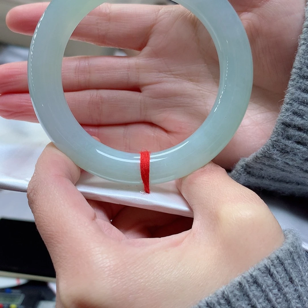 翡翠手镯未镶嵌翡翠