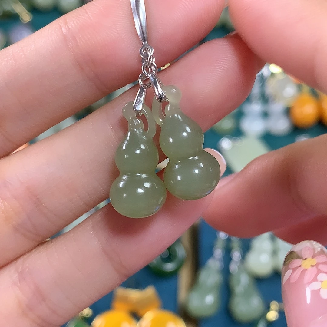 儿***安和田玉银S925镶嵌耳饰葫芦卡18左右