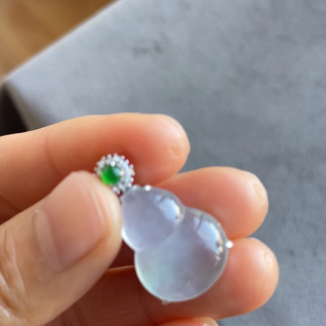 翡翠18K金镶嵌颈饰白冰