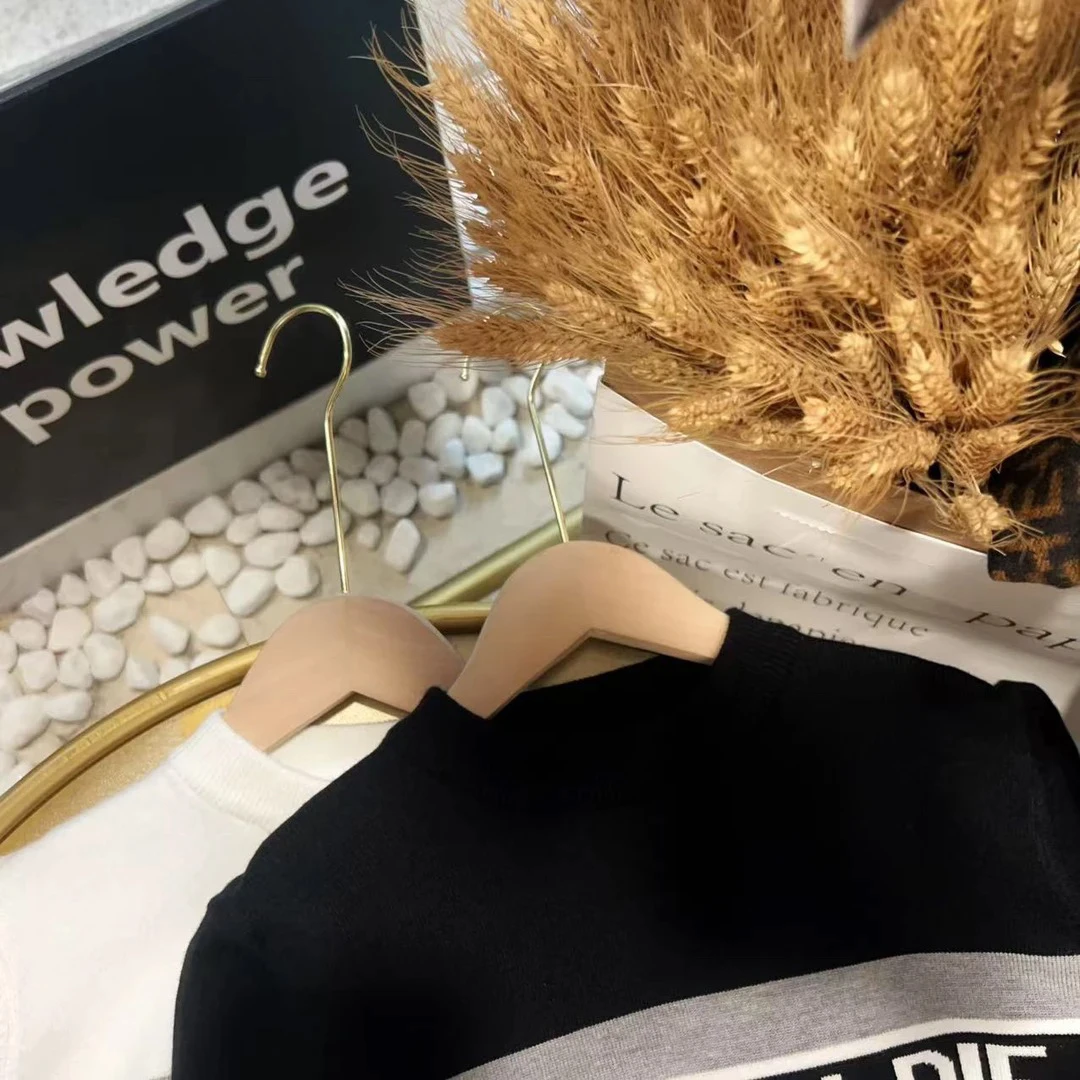 春秋黑白D家圆领毛衣童装