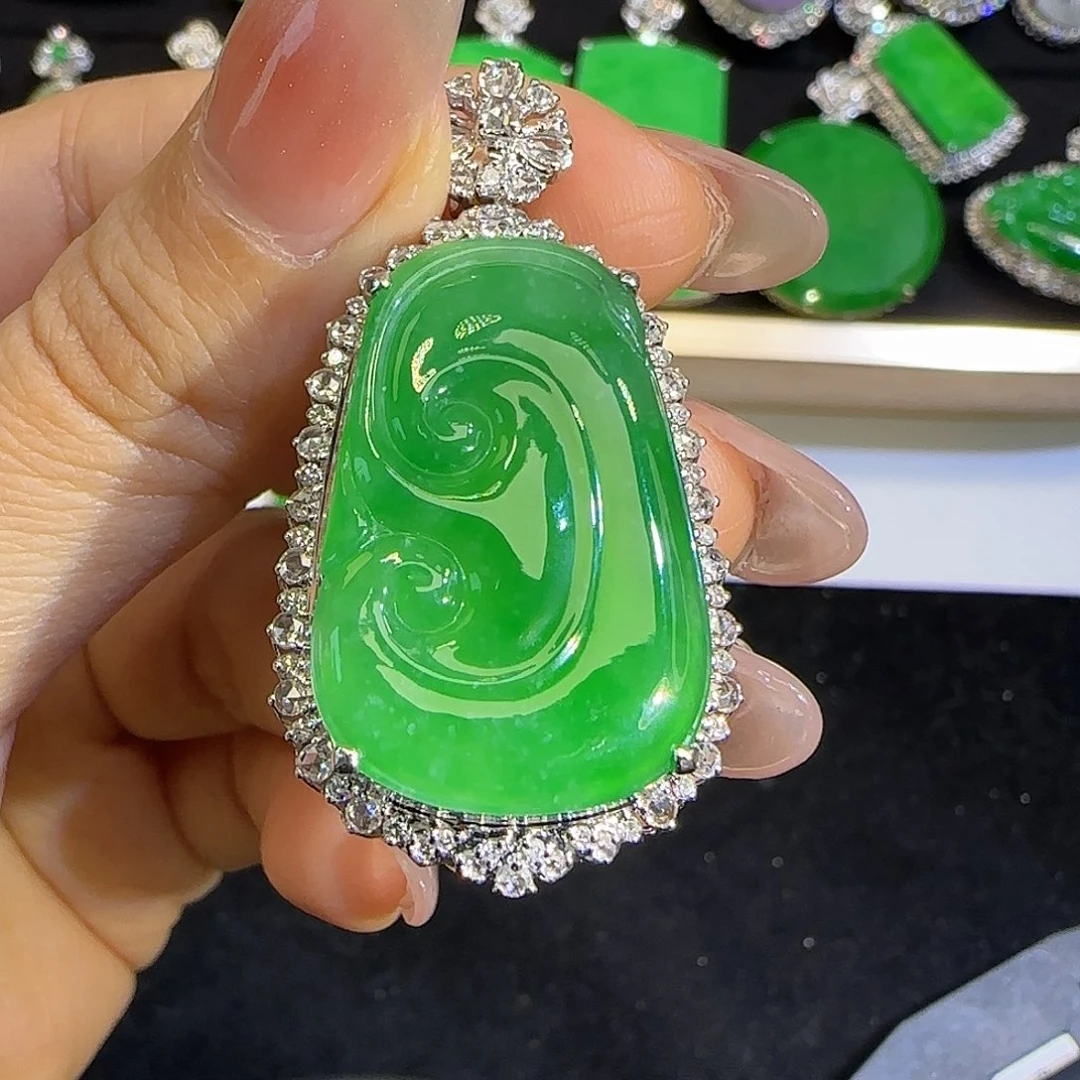 翡翠颈饰18K金镶嵌。