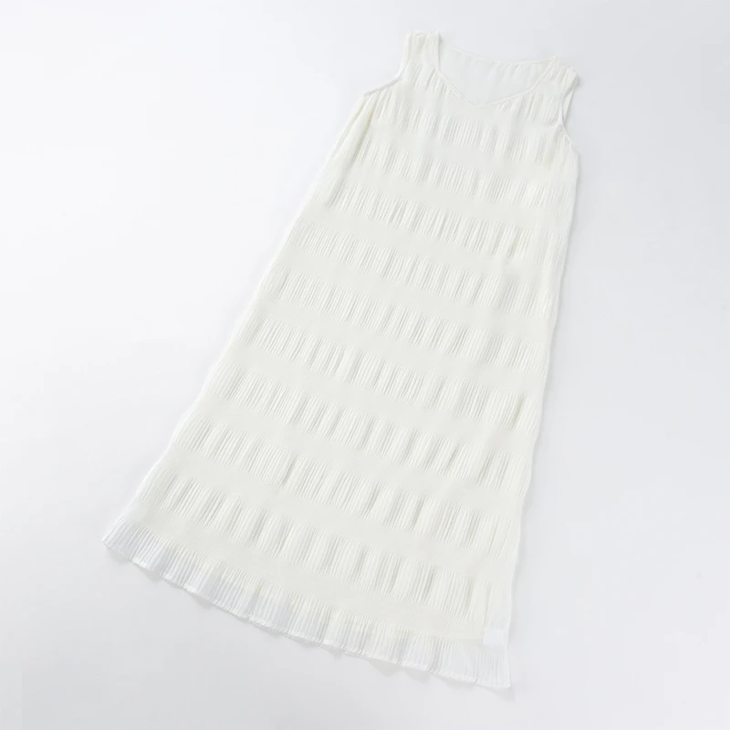 酒窝桃子大码无袖背心裙纱感压皱钻石领遮副乳显瘦遮肉长款连衣裙