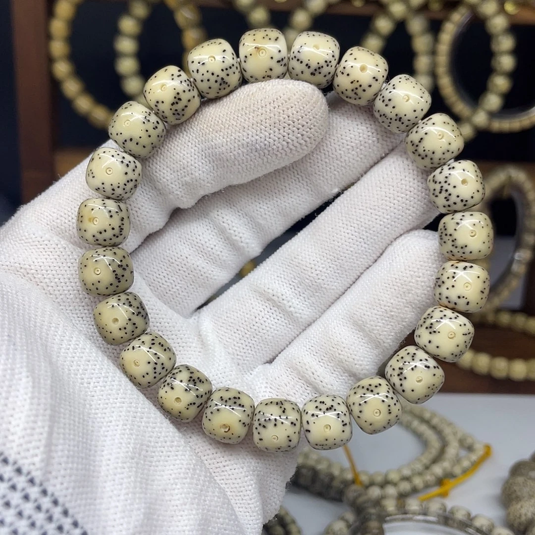 吊坠星月菩提10-9，灰包白大眼睛