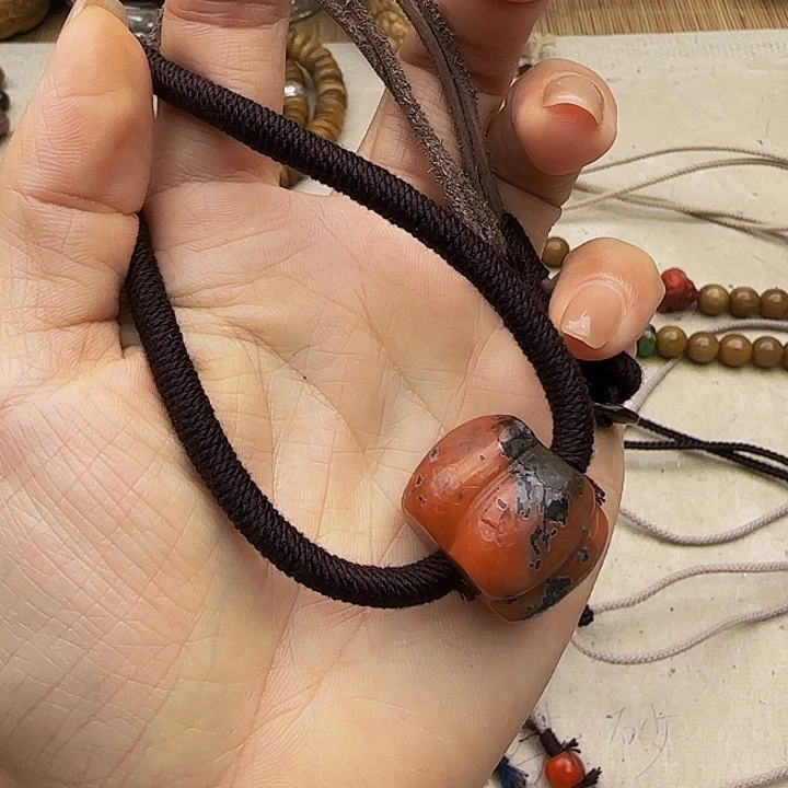 尔***.颈饰未镶嵌南红玛瑙
