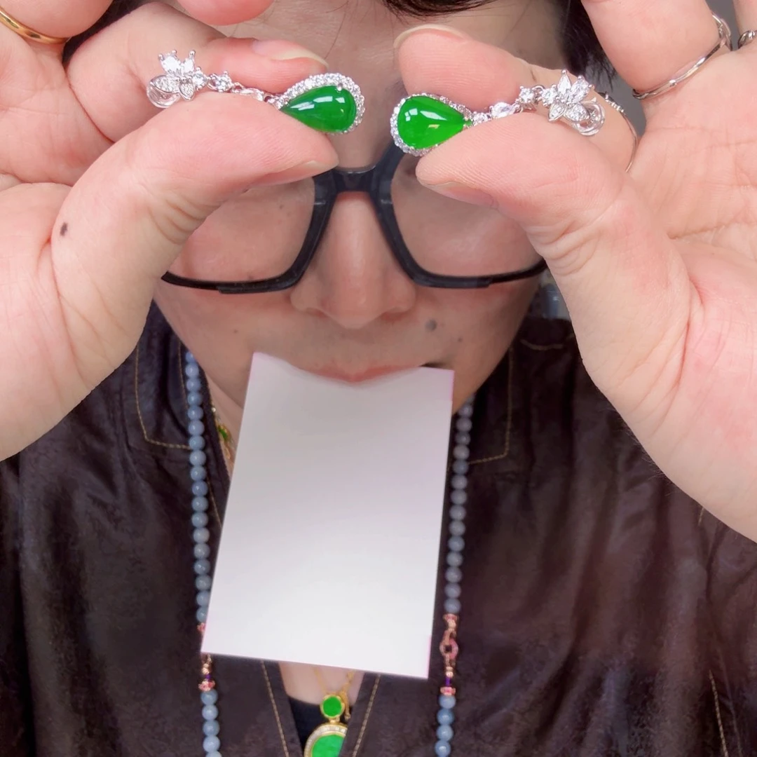 翡翠未镶嵌颈饰一对