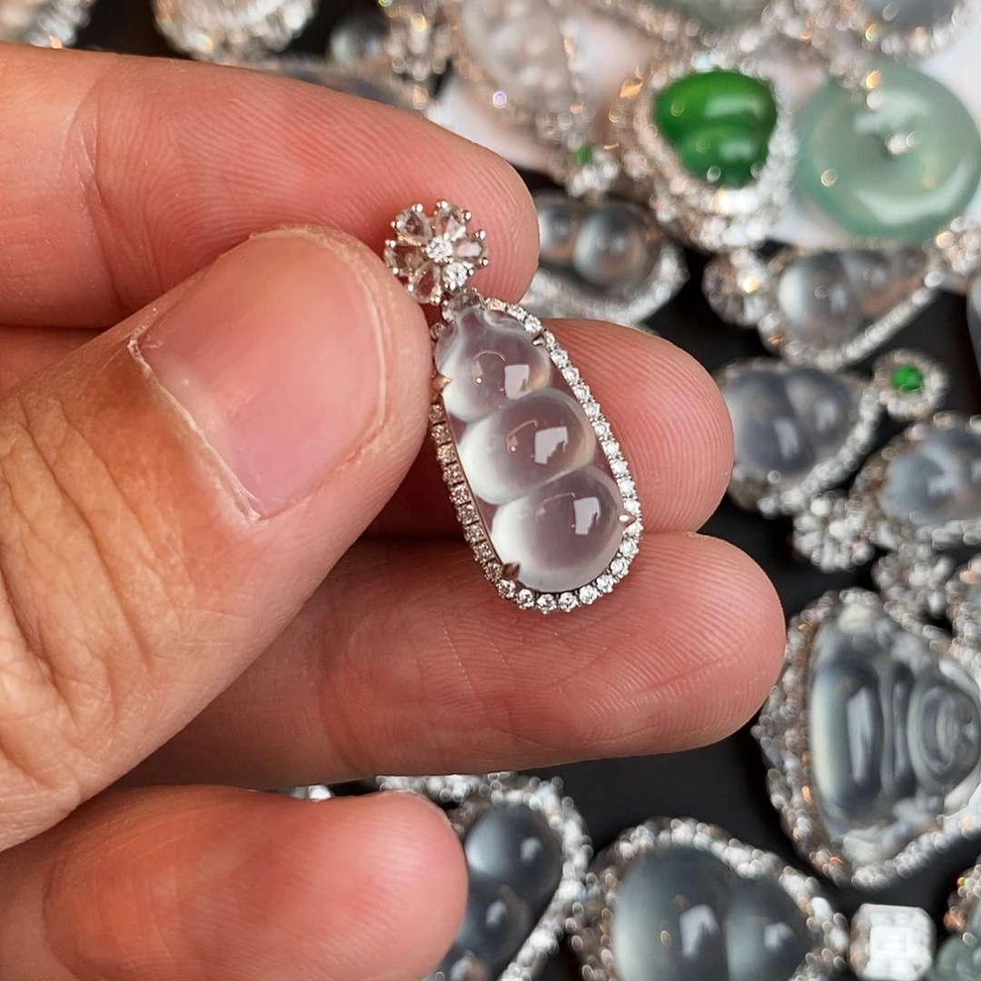 翡翠18K金镶嵌颈饰