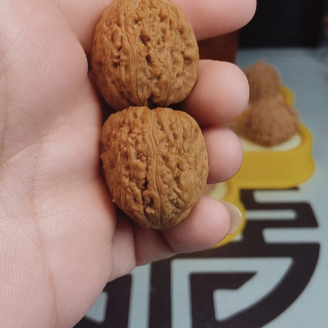 曹***彬小南疆石核桃手把件！