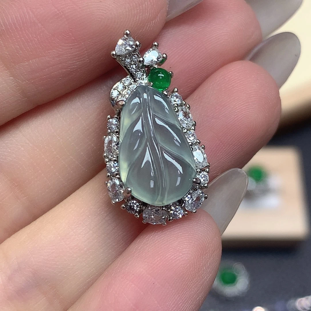 翡翠未镶嵌颈饰3、