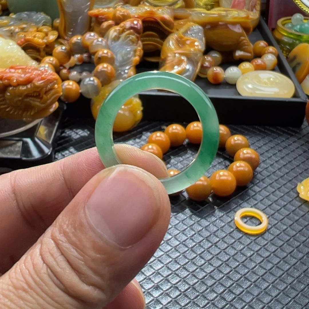 颈饰未镶嵌石英质玉