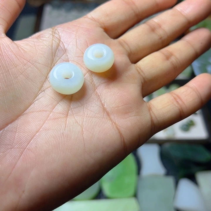 一***色和田玉未镶嵌珠宝半成品