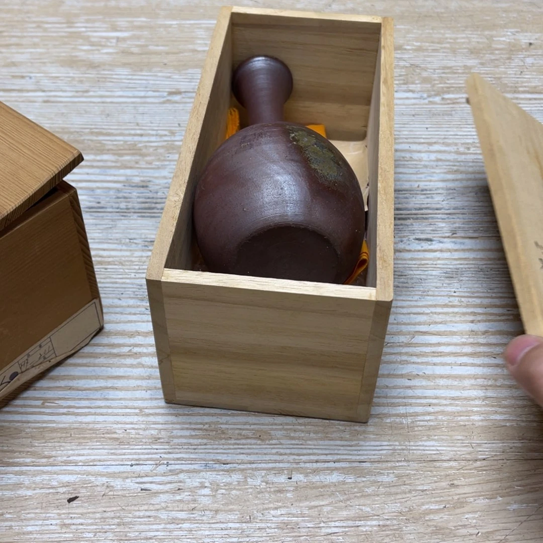 瓷片料****厨密密麻麻地排列着一个