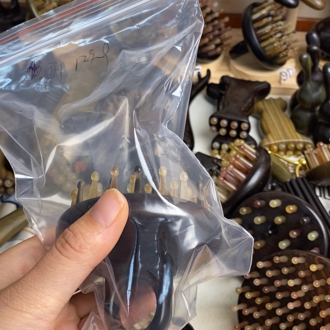 瑕疵紫光檀按摩梳子