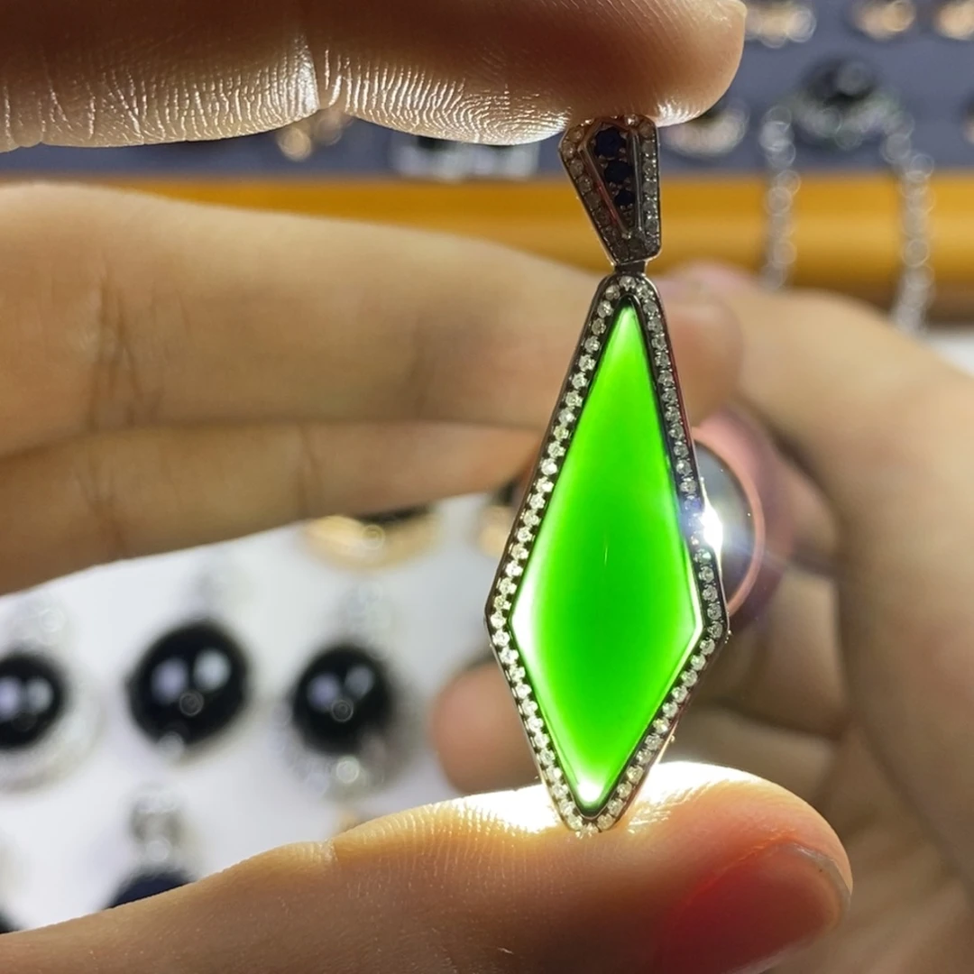 颈饰18K金镶嵌翡翠