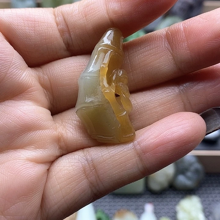 颈饰未镶嵌和田玉（糖玉）脉****）