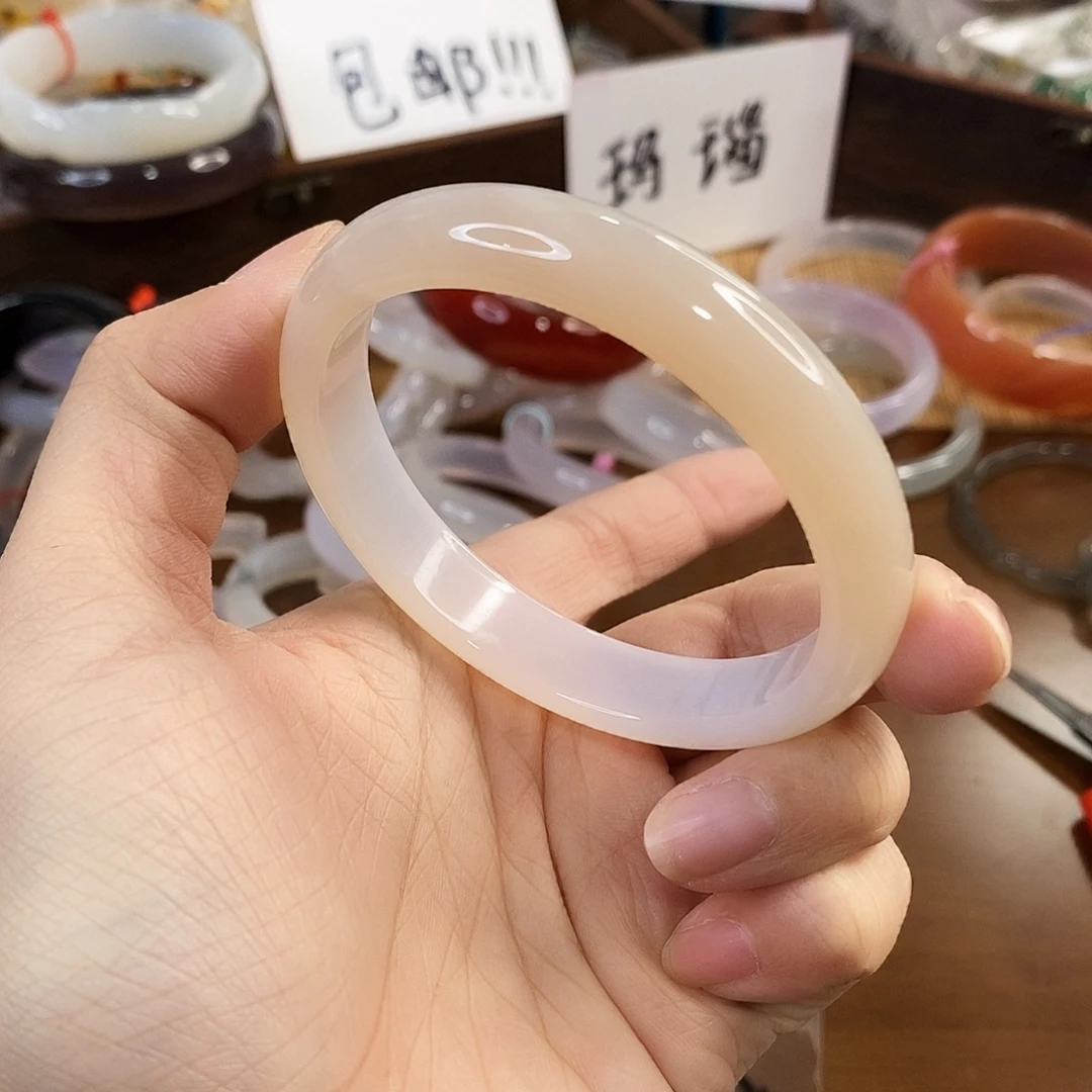 玛瑙/玉髓未镶嵌手镯C246。57.4圈。瑕