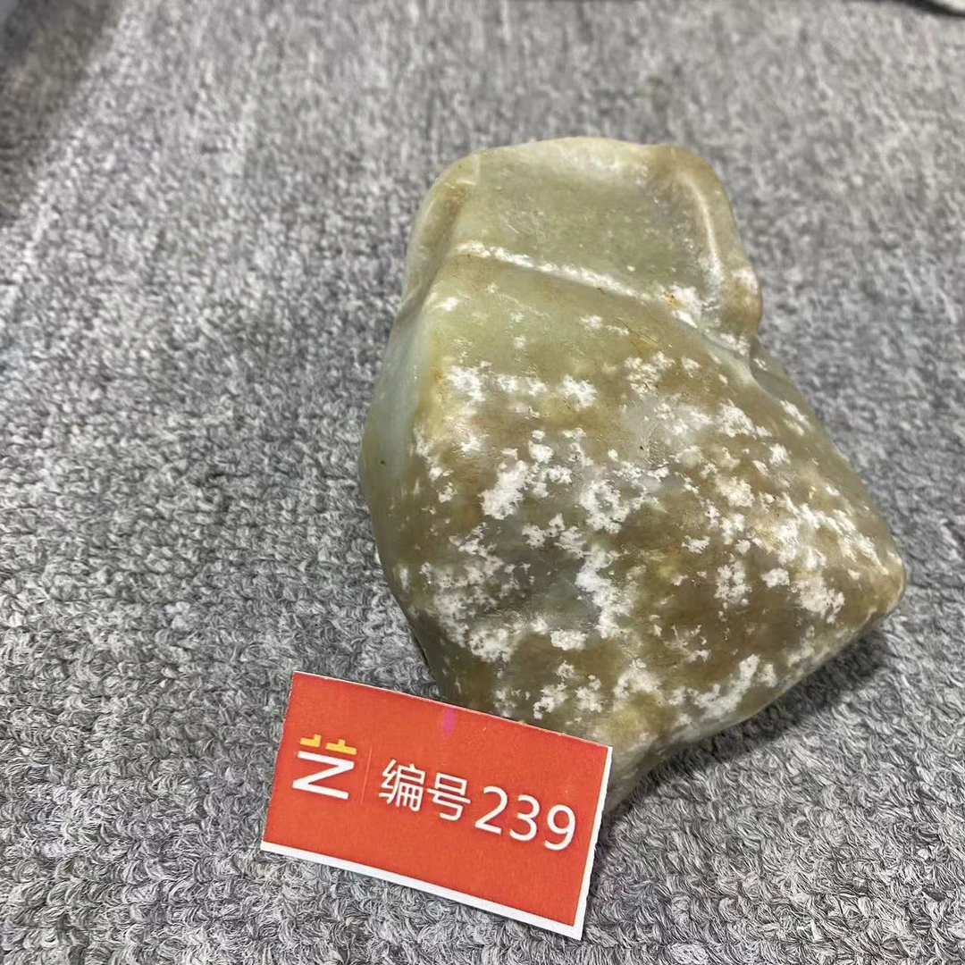 新疆玉料原石发一件编号239-送崖柏底座