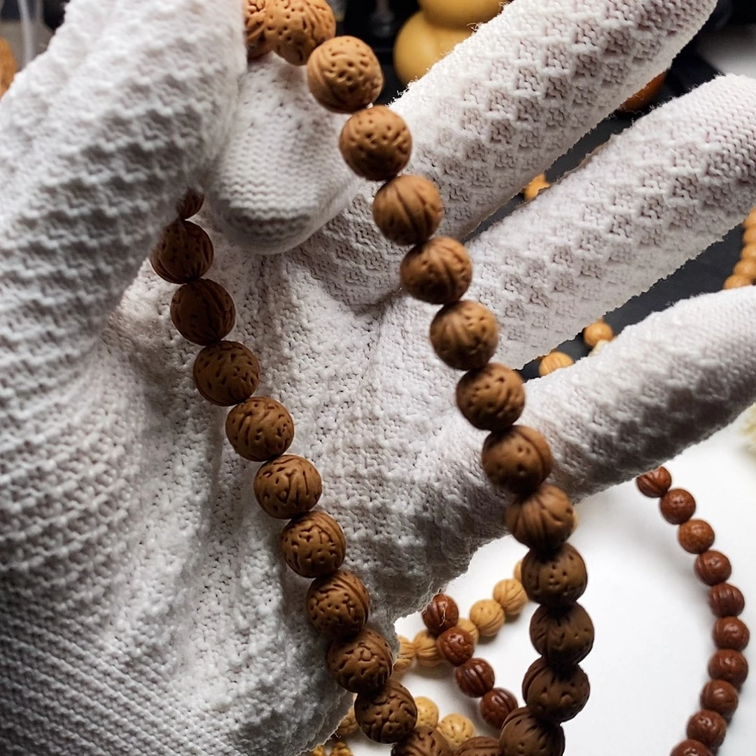 杨***帅桃核吊坠东北野生9+手持