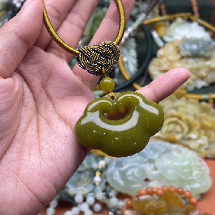 蛇纹石玉吊坠合金