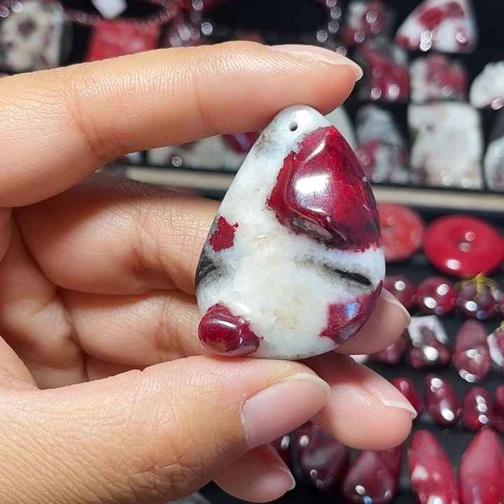 天然辰砂原石晶体吊坠