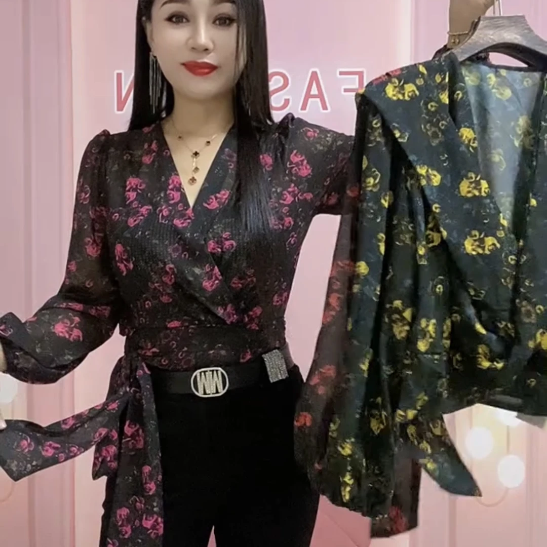 香修身型宽松短款V领长袖T恤黑色女士印花碎花时尚花色