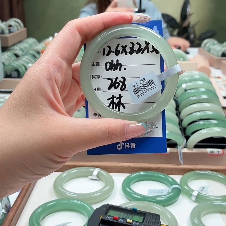O***。未镶嵌手镯石英岩玉