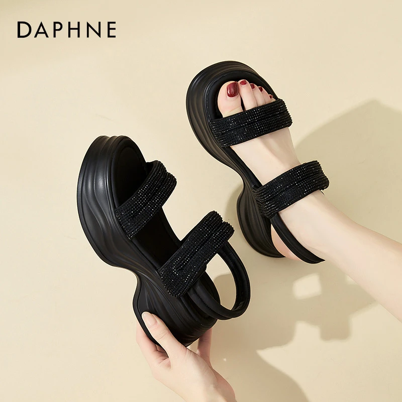 达芙妮厚底凉鞋女2025新款夏季黑色增高松糕鞋外穿露趾休闲沙滩鞋