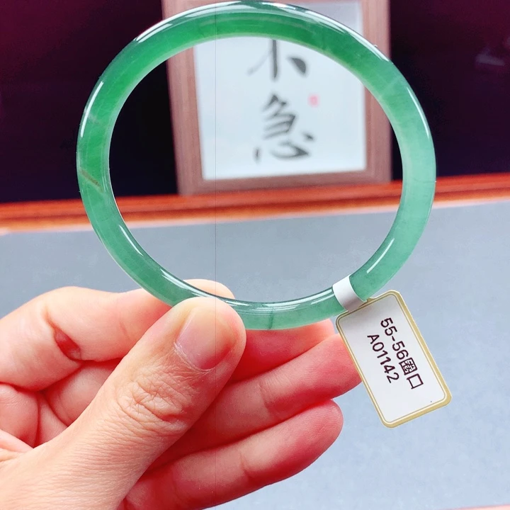 未镶嵌手镯翡翠圆镯
