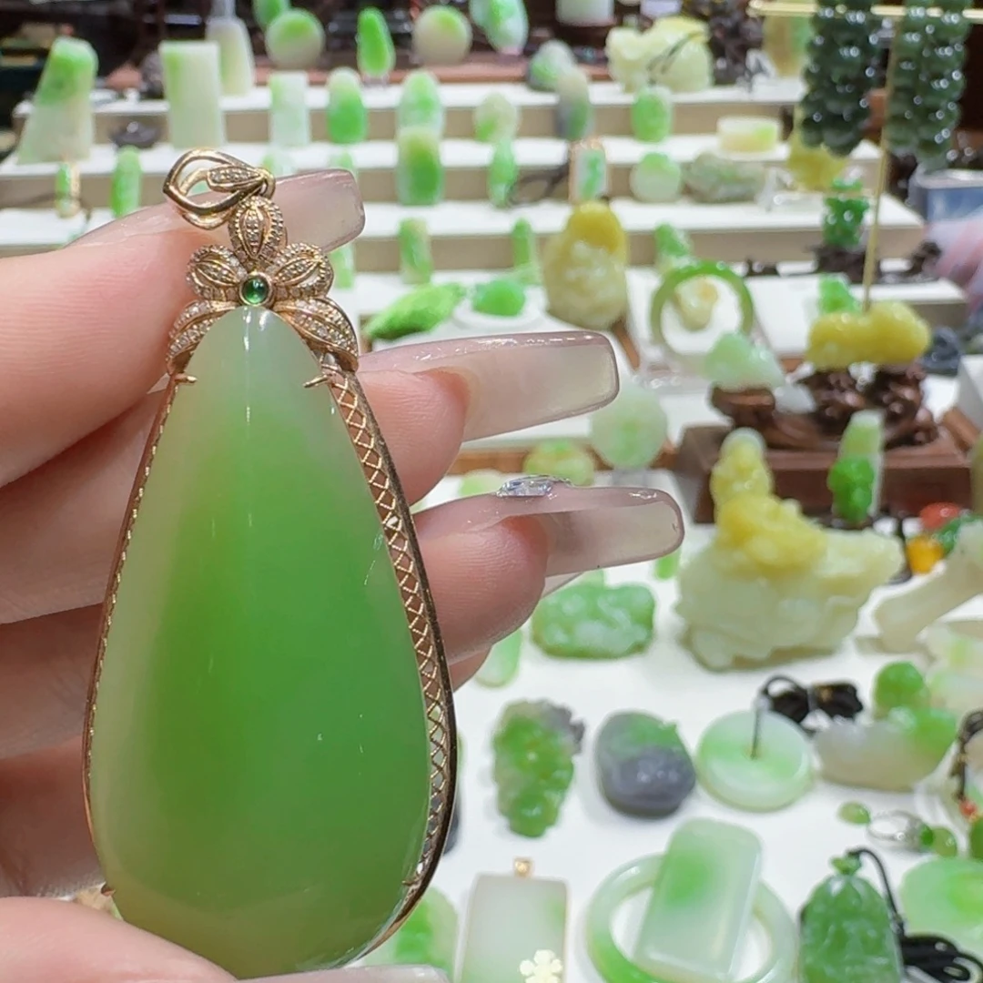 和田玉（翠青玉）18K金镶嵌挂件翠青水滴