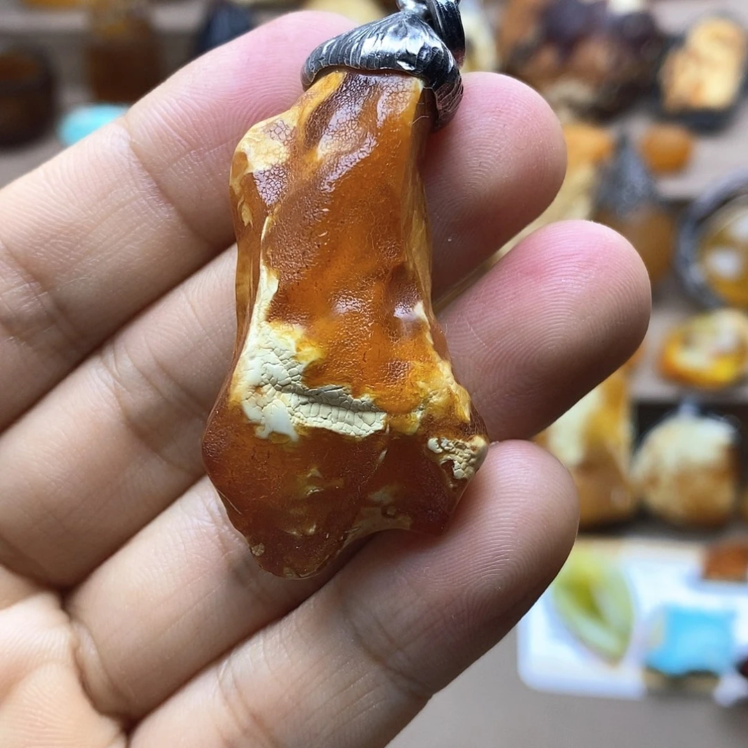 琥珀未镶嵌颈饰花蜡银镶吊坠