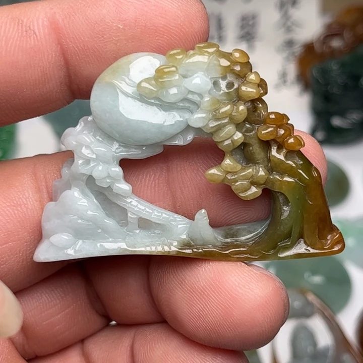 翡翠未镶嵌颈饰山水