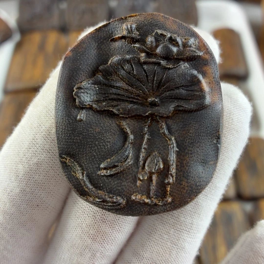 沉香沉香碎屑沉水浮荷花雕刻牌7.8克