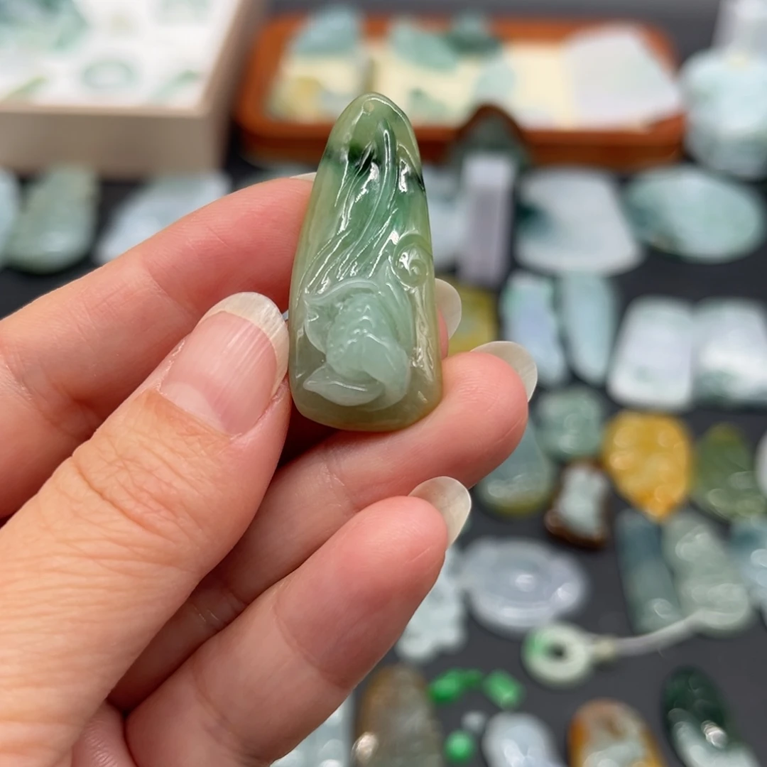 翡翠未镶嵌颈饰莲花鱼