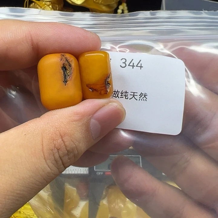 血***底琥珀未镶嵌珠宝奇石