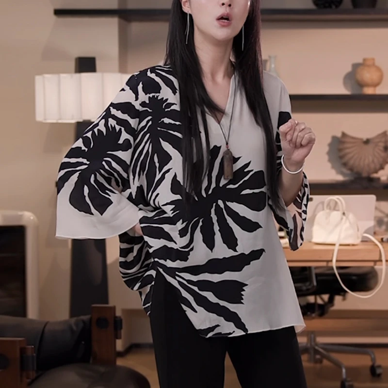 2025夏季新款女士时尚洋气印花衬衫V领宽松显瘦薄款减龄休闲上衣