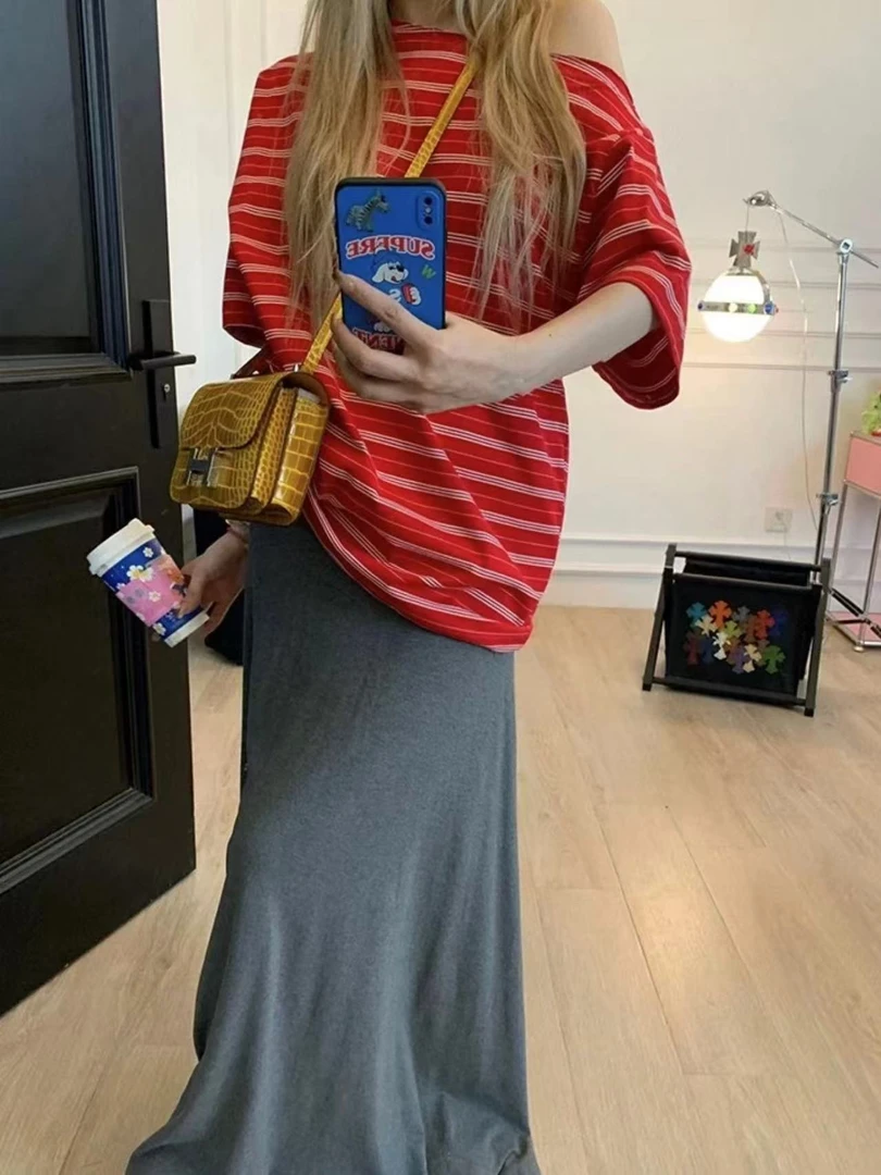 红色条纹斜肩短袖T恤女夏季2025新款宽松辣妹不规则chic百搭上衣