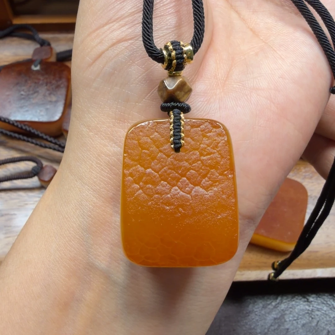 琥珀未镶嵌吊坠(赠链)