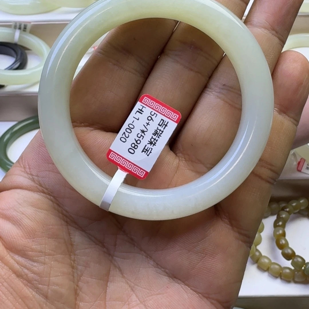 和田玉未镶嵌手镯