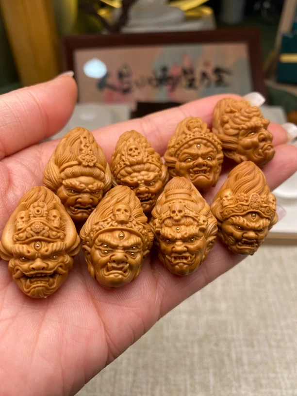 八大明王橄榄核雕刻镶嵌款3