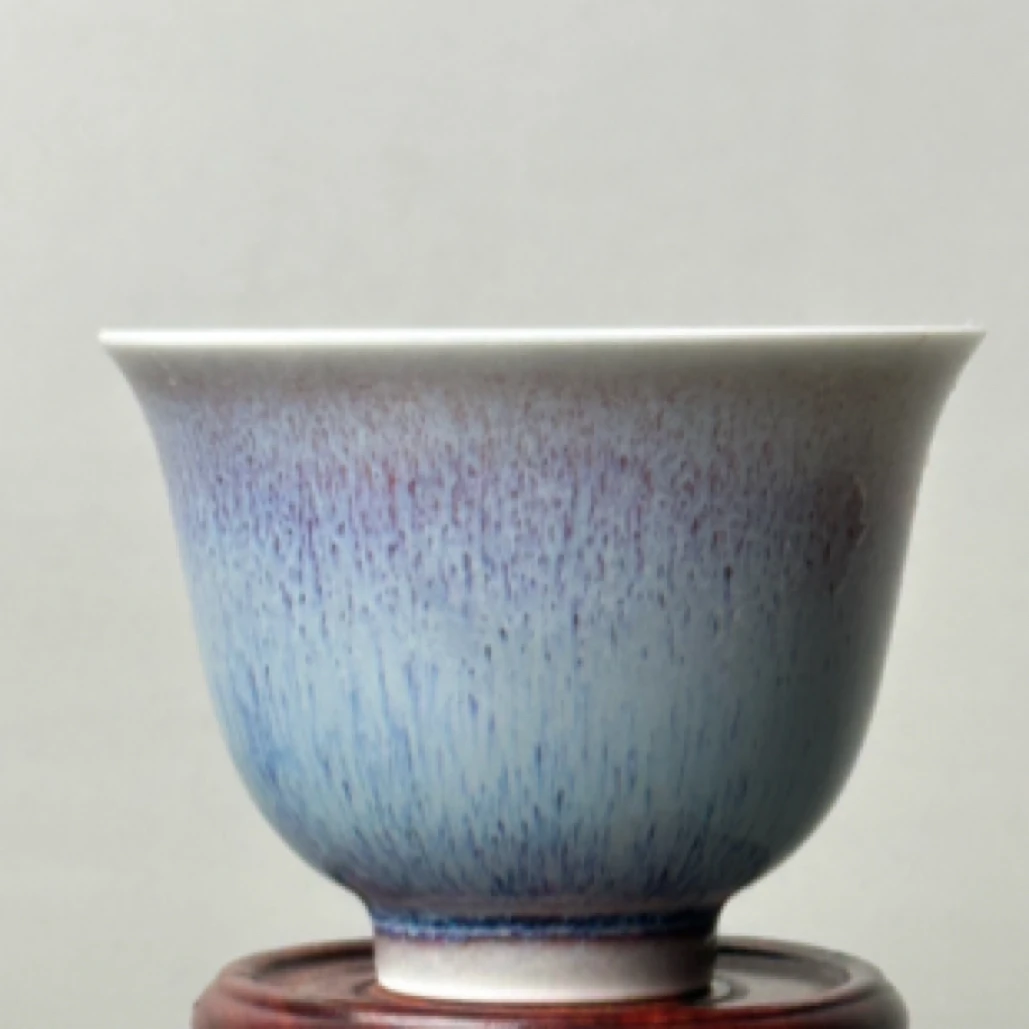 柴窑花釉铃铛杯，玫瑰紫的发色，口径7.2厘米底足2.8厘米高5.5厘米