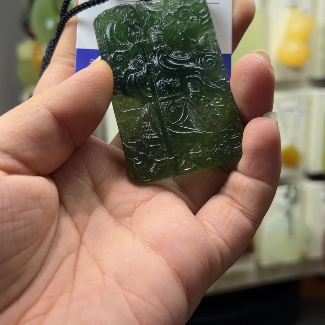 小***&蛇纹石玉未镶嵌颈饰