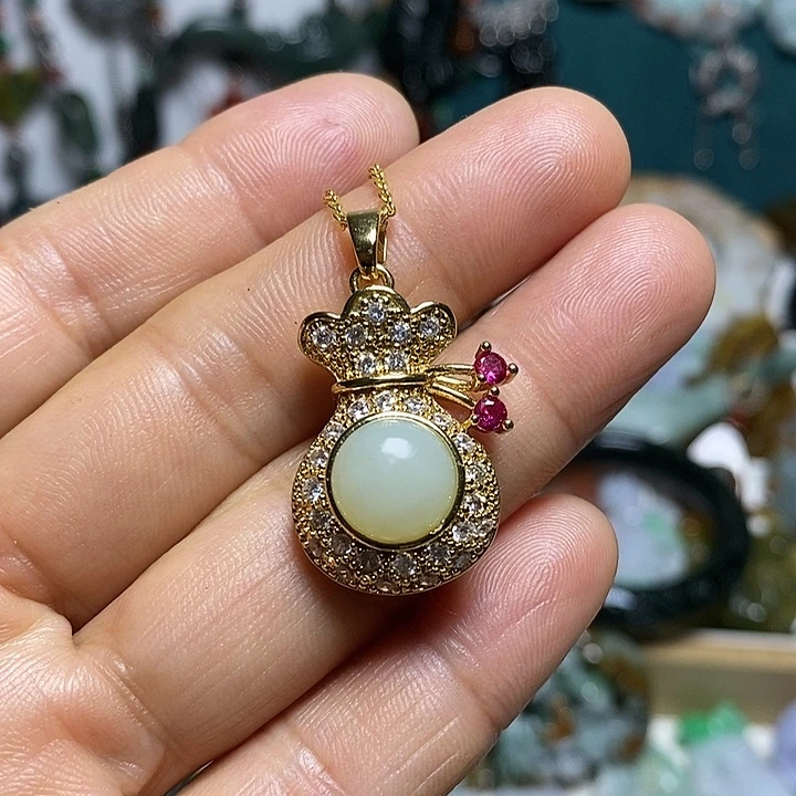 翡翠未镶嵌吊坠(赠链)