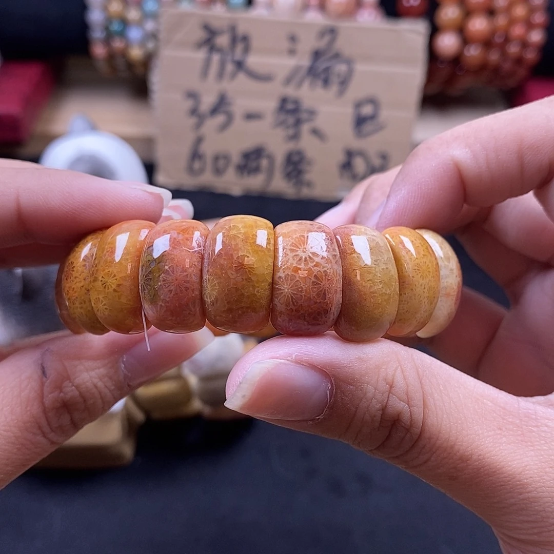 冉***.硅化珊瑚（珊瑚玉）手牌未镶嵌