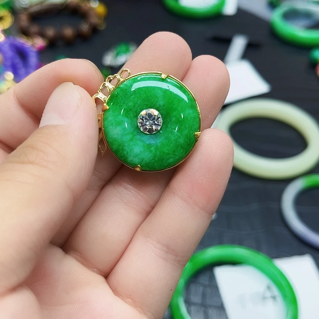 翡翠手镯未镶嵌吊坠