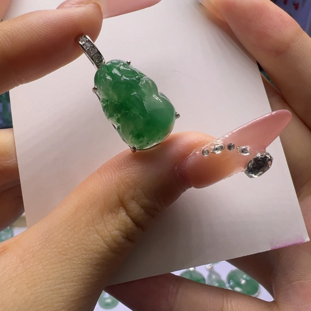 颈饰未镶嵌石英质玉（非洲翠）
